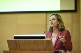 ep la ministraeconomiaempresa nadia calvino durantepresentacionlibro una vision macroeconomicalos cuarenta anosla constitucion espanola de jose luis malomolina