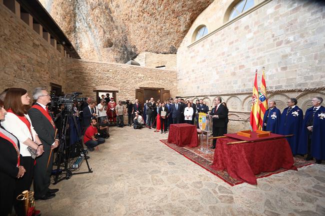 Lambán en la reinhumación de los restos oseos del linaje real. | GOBIERNO DE ARAGÓN ep lambanla reinhumacionlos restos oseoslinaje real