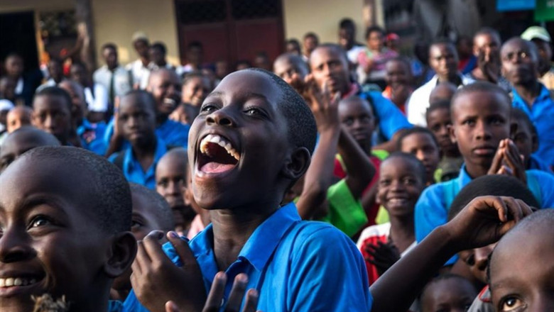 Niños africanos sonriendo en una actividad para promover el liderazgo de la empresa en la lucha contra la pobreza | ALIVE COMUNICACIÓN ep ninos africanos sonriendouna actividadpromoverliderazgola empresala luchala pobreza