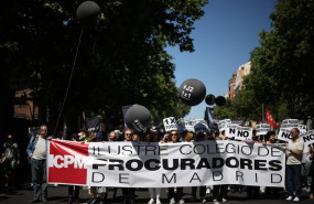 ep personas portas pancarta con lema ilustre colegio de procuradores de madrid durante una