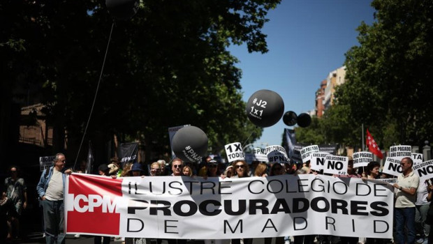 ep personas portas pancarta con lema ilustre colegio de procuradores de madrid durante una