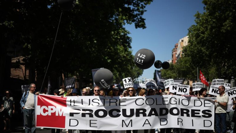 ep personas portas pancarta con lema ilustre colegio de procuradores de madrid durante una ep personas portas pancarta con lema ilustre colegio de procuradores de madrid durante una