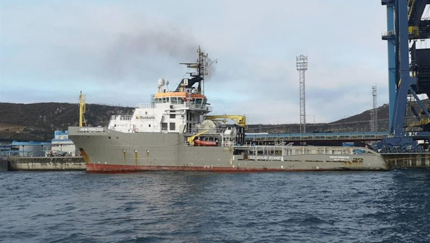 ep remolcador union princess en el puerto exterior de ferrol para ayudar en las labores de