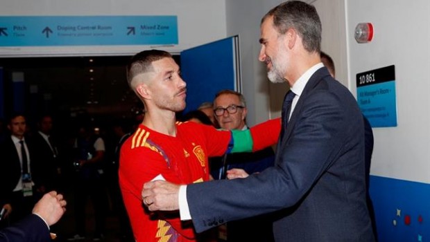 ep rey saludalos jugadoresla seleccionla derrotarusia