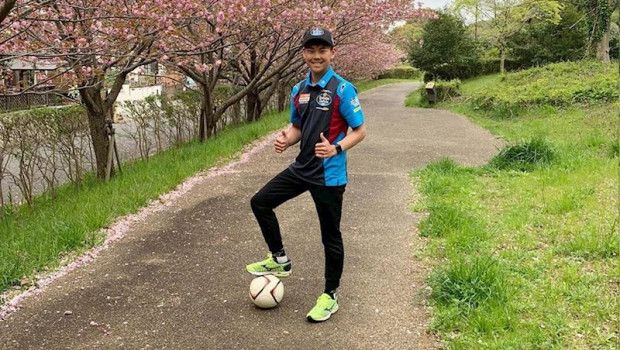 ep ryusei yanamaka posa desde su confinamiento en japon