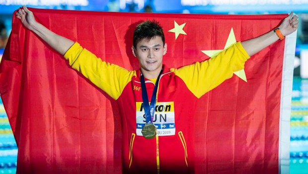ep sun yang celebra un triunfo