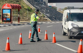 ep un agente de la agrupacion de trafico de la guardia civil durante la campana especial de la dgt