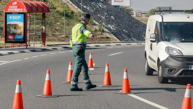 ep un agente de la agrupacion de trafico de la guardia civil durante la campana especial de la dgt