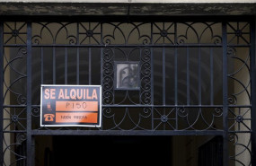 ep un cartel de alquiler de un piso