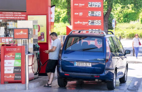 ep un hombre echando gasolina a principios de este mes en una estacion de servicio ep un hombre echando gasolina a principios de este mes en una estacion de servicio