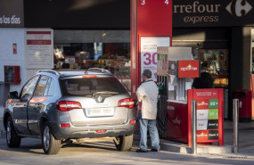 ep un hombre reposta combustible en una gasolinera a 27 de diciembre de 2022 en madrid espana ep un hombre reposta combustible en una gasolinera a 27 de diciembre de 2022 en madrid espana