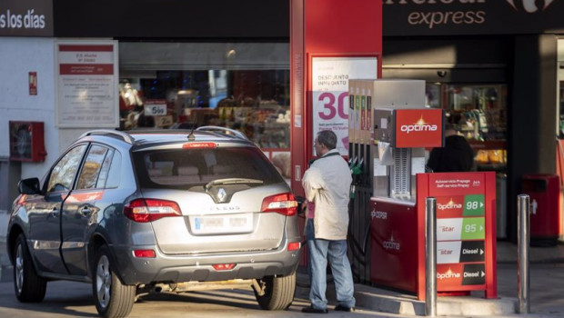 ep un hombre reposta combustible en una gasolinera a 27 de diciembre de 2022 en madrid espana