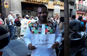 ep un joven de ghana charly reclama su cita para pedir arraigo ante la oficina de extranjeria de