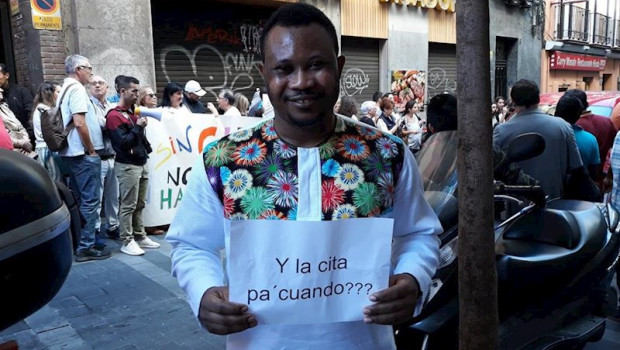 ep un joven de ghana charly reclama su cita para pedir arraigo ante la oficina de extranjeria de