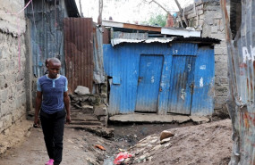 ep un joven pasea por un slum