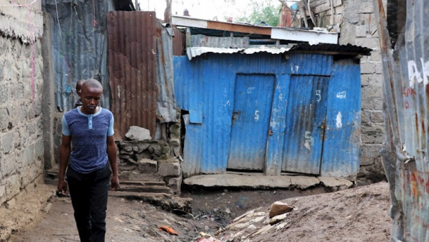 ep un joven pasea por un slum