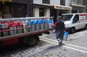 ep un repartidor deja bombonas de butano a un bar en pamplona navarra espana a 17 de diciembre de