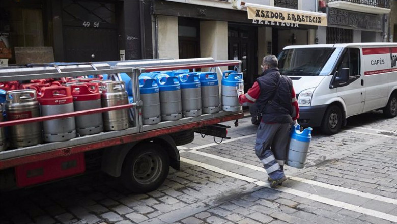 ep un repartidor deja bombonas de butano a un bar en pamplona navarra espana a 17 de diciembre de ep un repartidor deja bombonas de butano a un bar en pamplona navarra espana a 17 de diciembre de