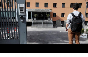 ep un universitario frente a un colegio mayor de madrid el pasado 11 de marzo cuando se suspendieron