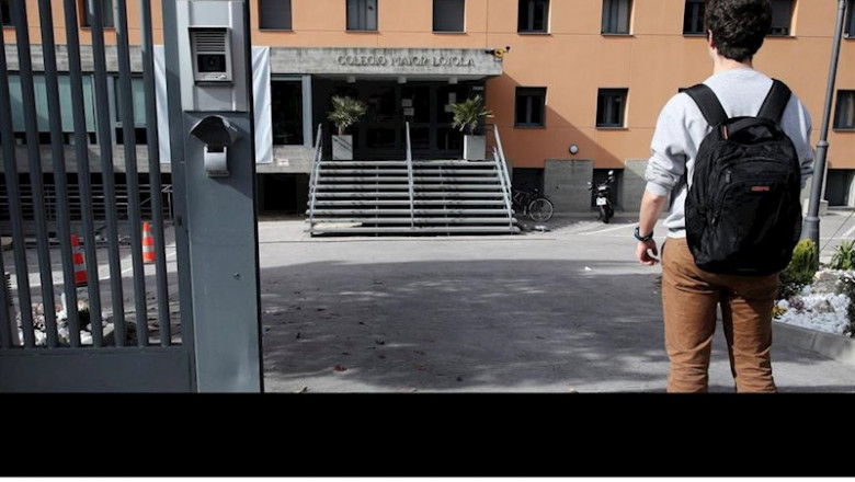 ep un universitario frente a un colegio mayor de madrid el pasado 11 de marzo cuando se suspendieron