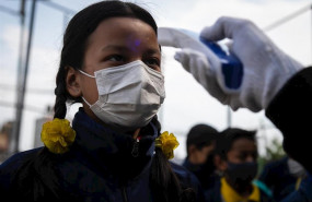 ep una nina de nepal se somete a un control de temperatura por el coronavirus
