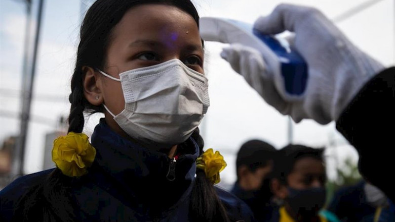 Prabin Ranabhat/SOPA Images via / DPA ep una nina de nepal se somete a un control de temperatura por el coronavirus
