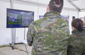 ep una pantalla durante una demostracion en la base del ejercito en colmenar viejo a 9 de mayo de