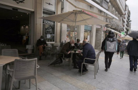 ep varias personas en la terraza de un bar de galicia