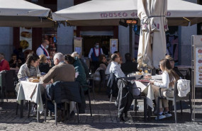 ep varias personas sentadas en una terraza