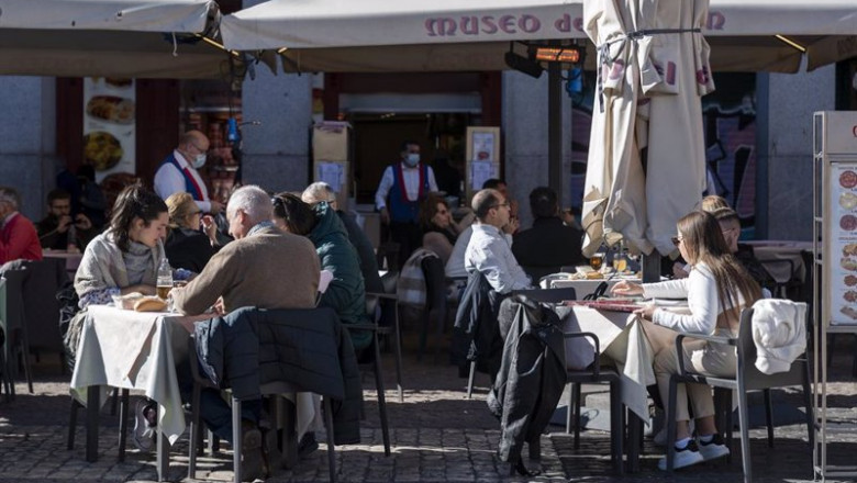 Varias personas sentadas en una terraza | A. Pérez Meca - Europa Press ep varias personas sentadas en una terraza