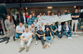 foto grupal de los 11 finalistas con el jurado 20241016154424 