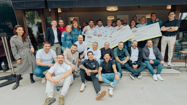 foto grupal de los 11 finalistas con el jurado 20241016154424 