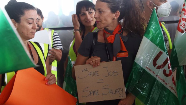 Trabajadores de las aerolíneas Ryanair y EasyJet se concentran a las puertas del aeropuerto Costa del Sol de la capital en protesta de las condiciones laborales que tienen en el inicio de la campaña de verano, a 1/7/ 2022 en Málaga (Andalucía, España) | Álex Zea - Europa Press ep 2022 en malaga andalucia espana