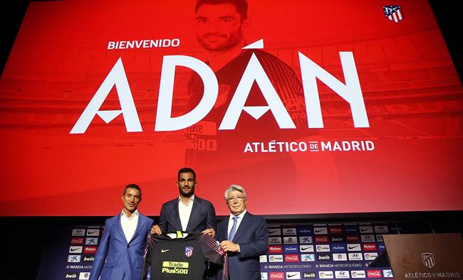 Adán junto a Enrique Cerezo y Andrea Berta, director deportivo del Atlético | ATLÉTICO DE MADRID ep adana enrique cerezoandrea berta director deportivoatletico