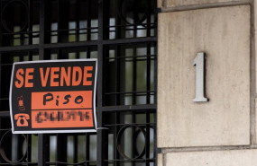 ep archivo   cartel de se vende en un portal de un edificio