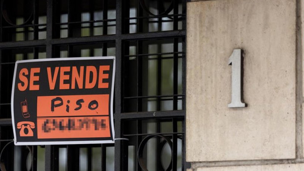 ep archivo   cartel de se vende en un portal de un edificio