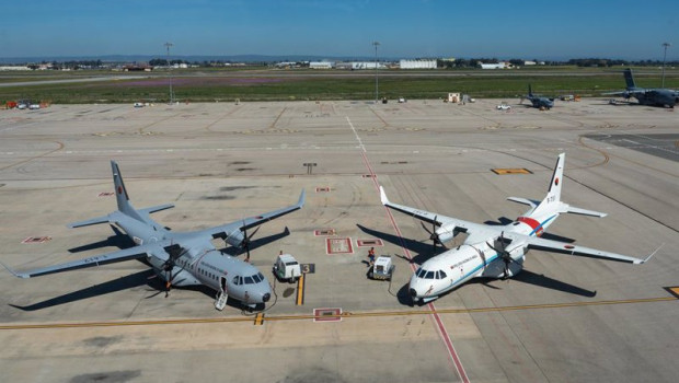 ep archivo   dos versiones del avion c295 en las pistas a las fueras de la linea de montaje a 12 de