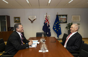 ep archivo el ministro de comercio y turismo de australia don farrell d conversa con el comisario ep archivo el ministro de comercio y turismo de australia don farrell d conversa con el comisario
