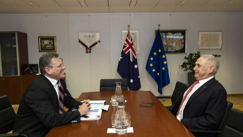 Archivo - El ministro de Comercio y Turismo de Australia, Don Farrell (d) conversa con el comisario de Comercio, Maros Sefcovic, durante la ronda politica de negociación de un acuerdo de libre comercio este mes de febrero. | LUKASZ KOBUS /EUROPEAN COMMISSION - Archivo ep archivo el ministro de comercio y turismo de australia don farrell d conversa con el comisario