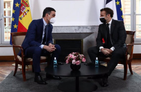 ep archivo   el presidente del gobierno pedro sanchez con el presidente de la republica francesa