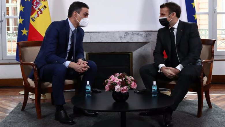 ep archivo   el presidente del gobierno pedro sanchez con el presidente de la republica francesa