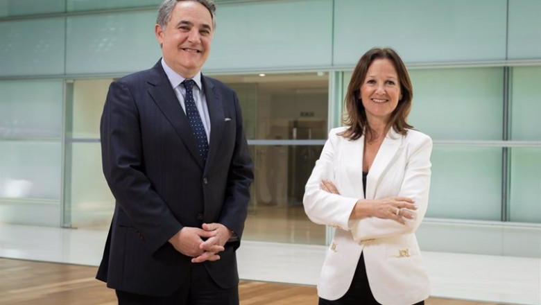 Archivo - El presidente ejecutivo de Axis Corporate, Casimiro Gracia, y la presidenta de Accenture en España y Portugal, Mercedes Oblanca. | ACCENTURE - Archivo ep archivo el presidente ejecutivo de axis corporate casimiro gracia y la presidenta de accenture