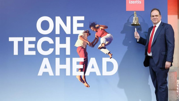 ep archivo   el presidente y ceo de izertis pablo martin toca la campana por el comienzo de la