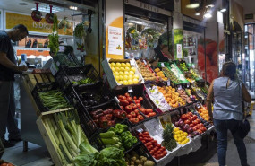 ep archivo   puesto de frutas y verduras en un mercado de abastos de sevilla