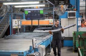 ep archivo   trabajador en fabrica de componentes vehiculos industria