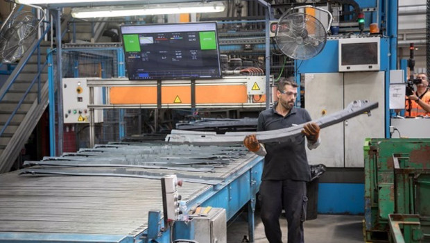 ep archivo   trabajador en fabrica de componentes vehiculos industria