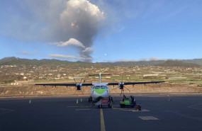 ep archivo   un avion en la pista del aeropuerto de la palma con el volcan en erupcion al fondo