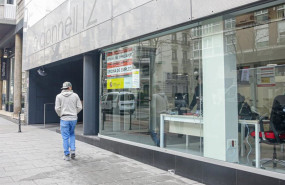 ep archivo   un hombre pasea frente a una oficina de empleo de madrid