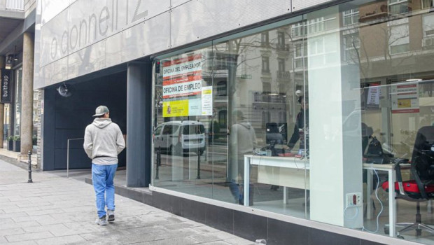 ep archivo   un hombre pasea frente a una oficina de empleo de madrid