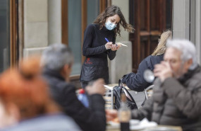 ep archivo   una camarera atiende a varios clientes en una terraza en valencia